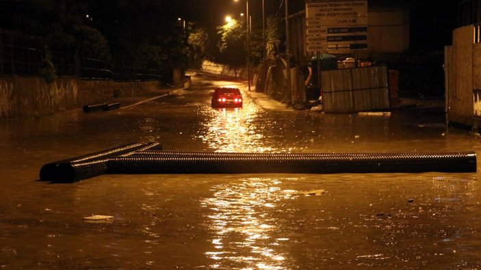 Zonguldak'ta sağanak etkili oldu, cadde ve sokaklar göle döndü -5