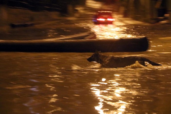 Zonguldak'ta sağanak etkili oldu, cadde ve sokaklar göle döndü -6