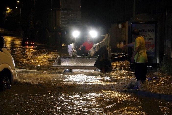 Zonguldak'ta sağanak etkili oldu, cadde ve sokaklar göle döndü -2