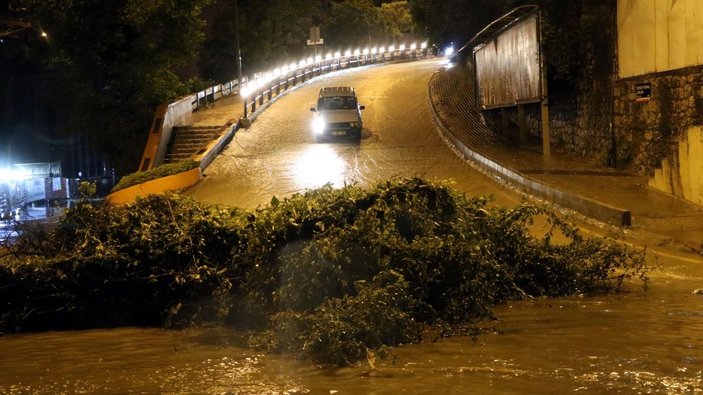 Zonguldak'ta sağanak etkili oldu, cadde ve sokaklar göle döndü -1