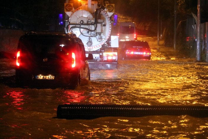 Zonguldak'ta sağanak etkili oldu, cadde ve sokaklar göle döndü -3