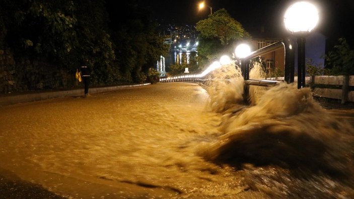Zonguldak'ta sağanak etkili oldu, cadde ve sokaklar göle döndü -7