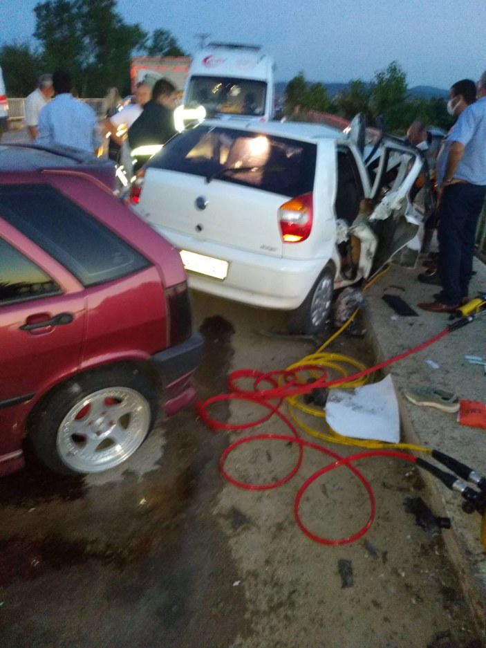 Çanakkale’de iki otomobil kafa kafaya çarpıştı: 3 ölü 5 yaralı