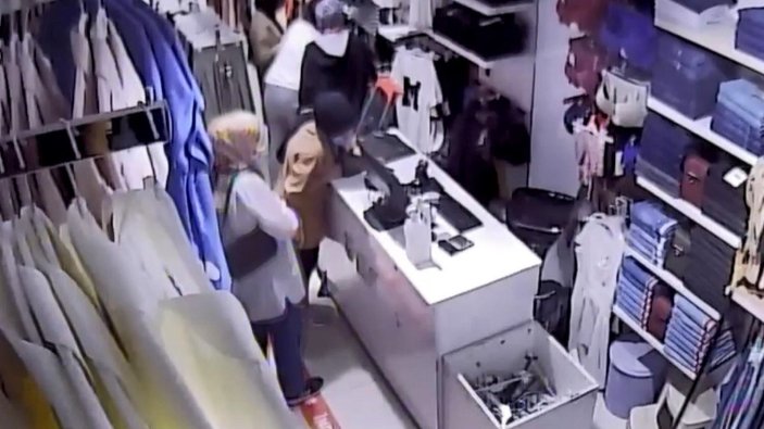 Esenyurt'ta 2 kadın mağazadan alarm sökücü çaldı; o anlar kamerada -1