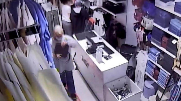 Esenyurt'ta 2 kadın mağazadan alarm sökücü çaldı; o anlar kamerada -3
