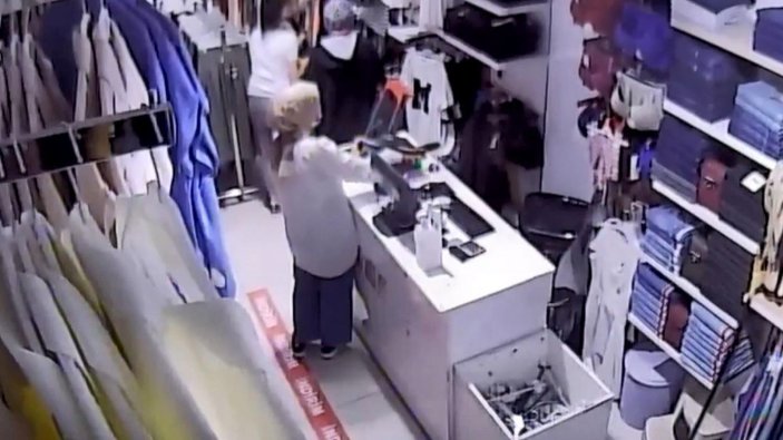 Esenyurt'ta 2 kadın mağazadan alarm sökücü çaldı; o anlar kamerada -2