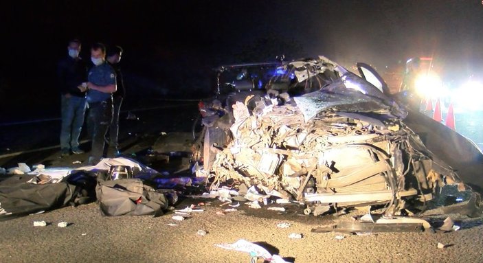 Ankara'da otomobil tıra çarptı: 3 ölü 1 yaralı
