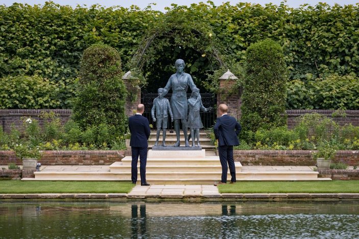 Prenses Diana’nın heykeli Londra’da açıldı -1