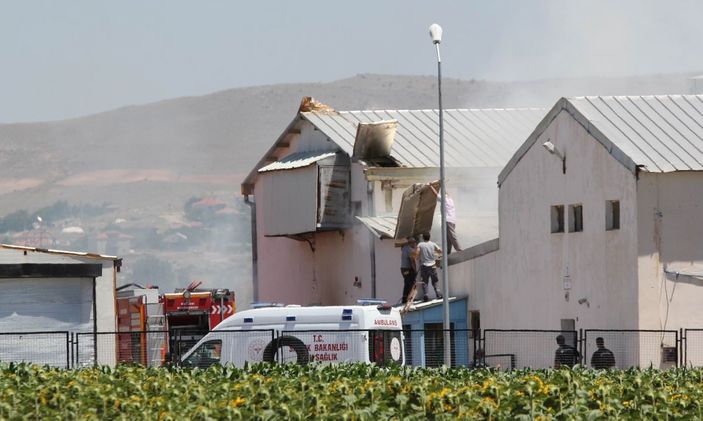 Kayseri’deki tavuk çiftliğinin deposunda çıkan yangında 10 bin tavuk telef oldu -8