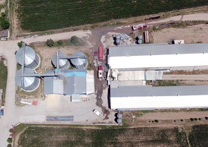 Kayseri’deki tavuk çiftliğinin deposunda çıkan yangında 10 bin tavuk telef oldu -6