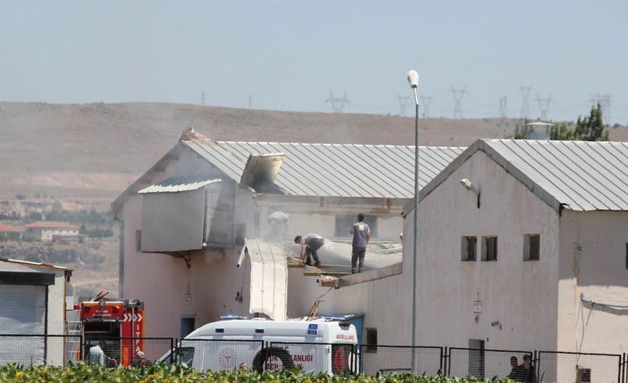 Kayseri’deki tavuk çiftliğinin deposunda çıkan yangında 10 bin tavuk telef oldu -9