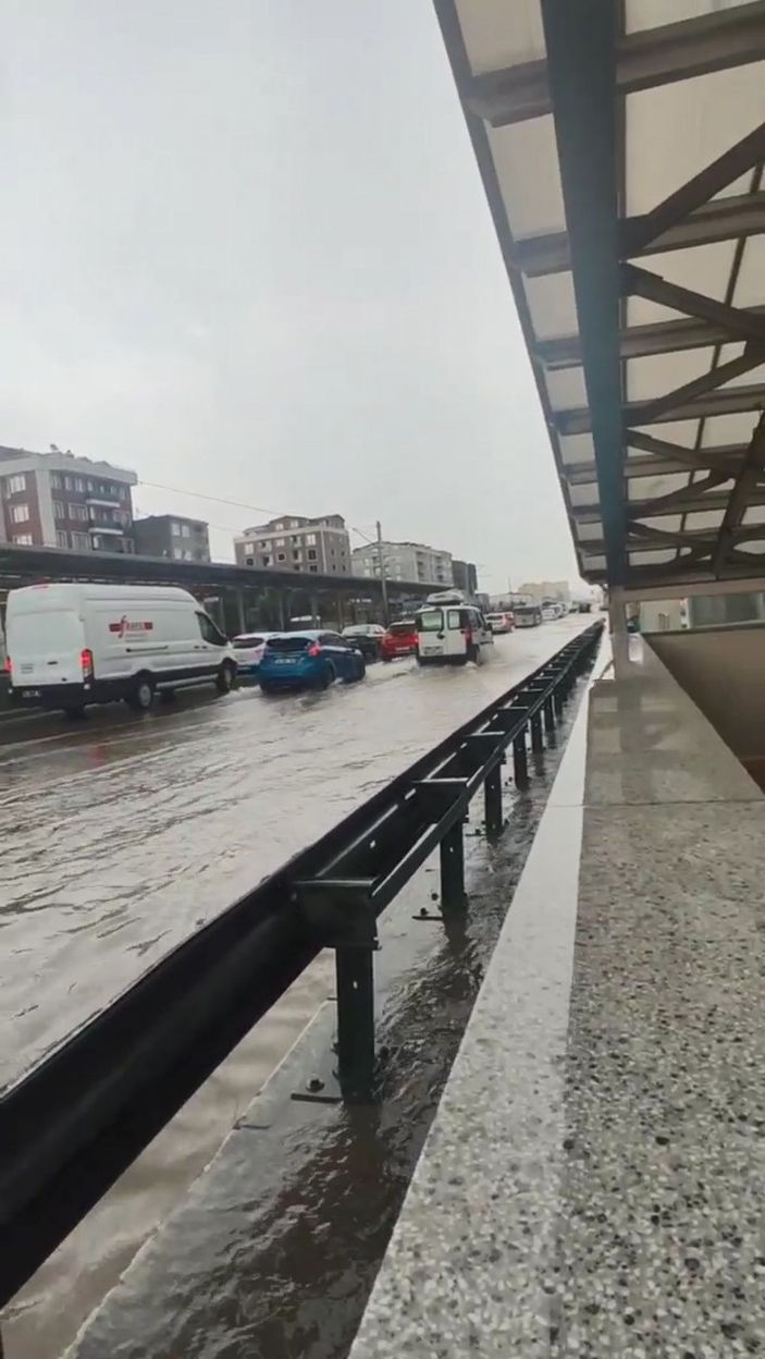 Aniden bastıran yağmur çocukları sürüklüyordu -2