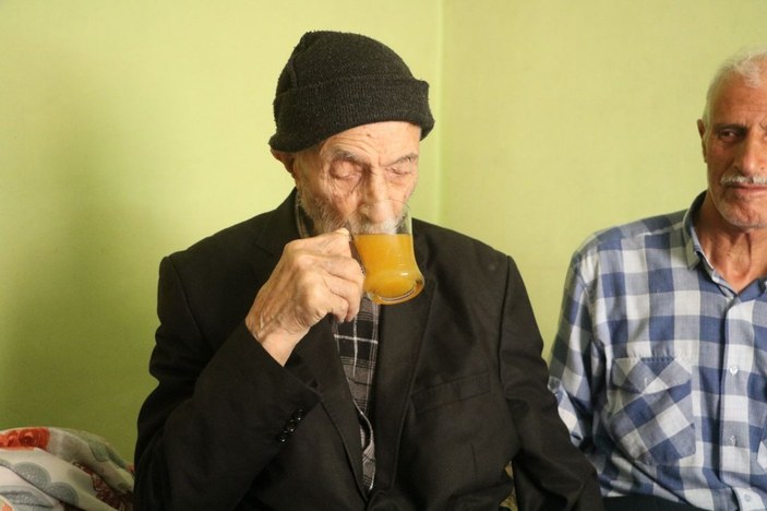 Covid-19’a yakalanmayan 110 yaşındaki Mahmut dede, günde 2 litre kola içiyor -3