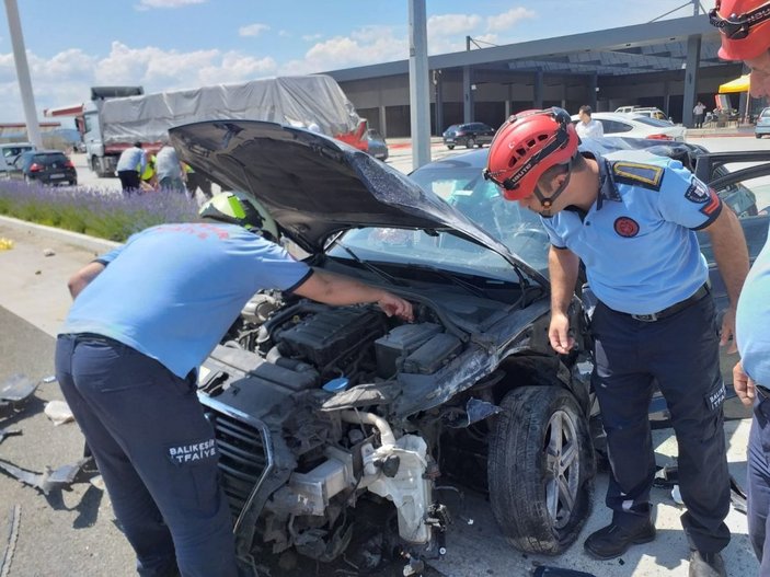 Balıkesir Gökçeyazı’da zincirleme trafik kazası: 1 ölü, 5 yaralı -7