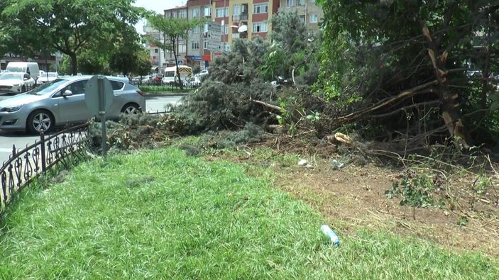 (Özel) Ataşehir’de direksiyon başında fenalaştı, orta refüje daldı -4