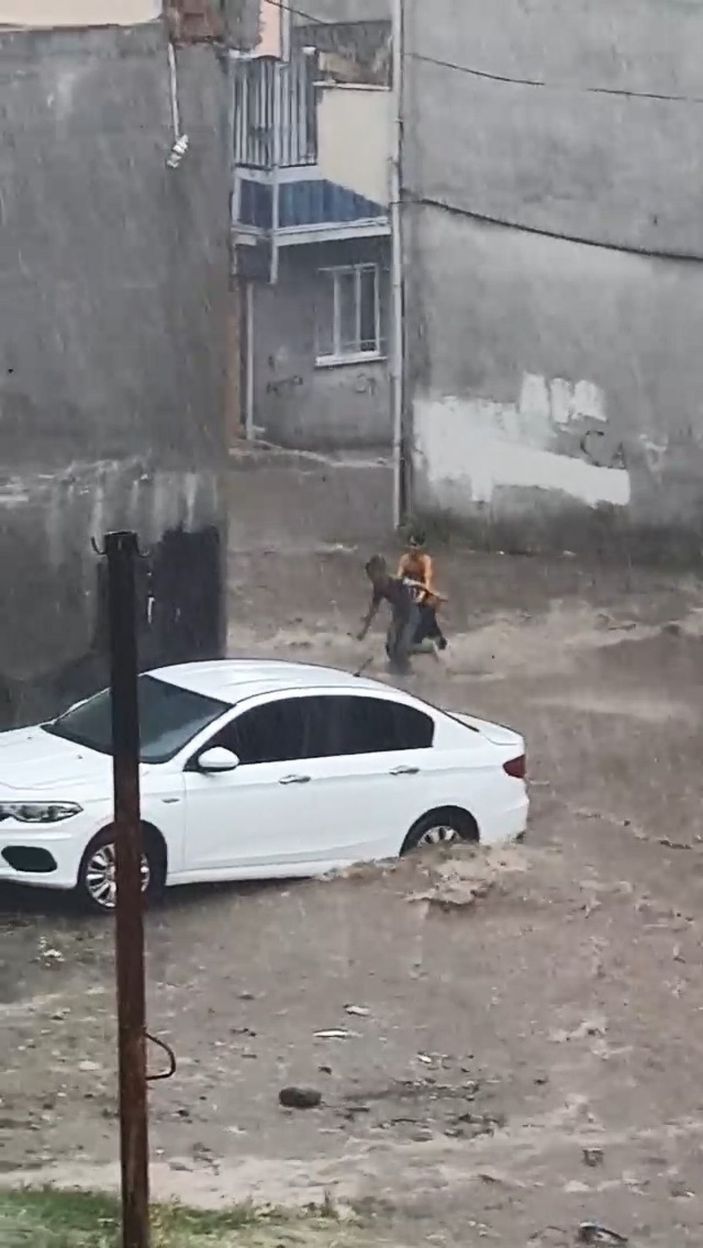 Aniden bastıran yağmur çocukları sürüklüyordu -1