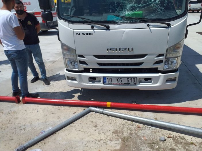 Balıkesir Gökçeyazı’da zincirleme trafik kazası: 1 ölü, 5 yaralı -4