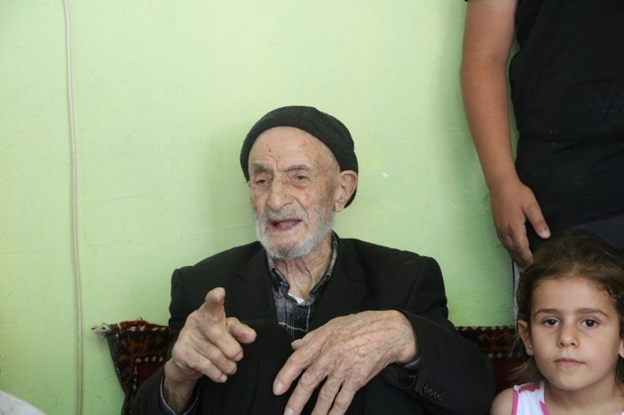 Covid-19’a yakalanmayan 110 yaşındaki Mahmut dede, günde 2 litre kola içiyor -4