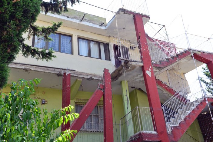 Yıkımında çalıştığı balkon çökünce enkaz altında kalıp yaralandı -7