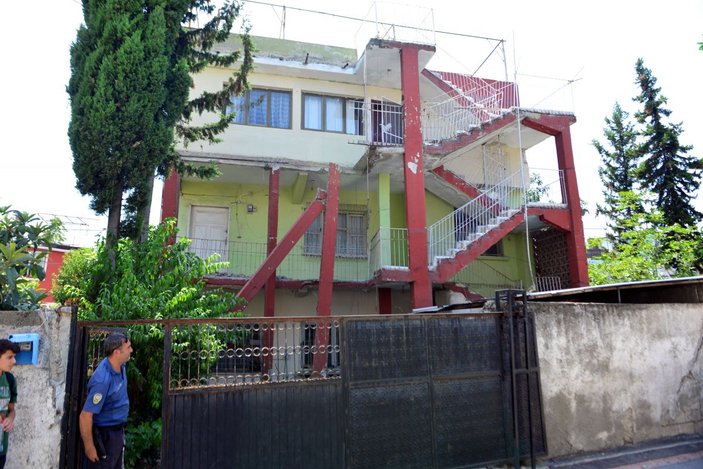 Yıkımında çalıştığı balkon çökünce enkaz altında kalıp yaralandı -8