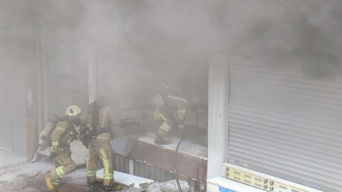 Esenyurt'ta yangına rağmen tıraşa devam etti -3