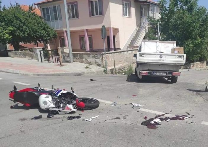 Motosiklet sürücüsünün ağır yaralandığı kaza kamerada -1