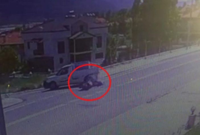 Motosiklet sürücüsünün ağır yaralandığı kaza kamerada -4
