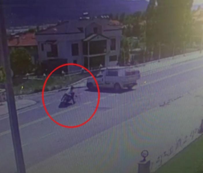 Motosiklet sürücüsünün ağır yaralandığı kaza kamerada -2