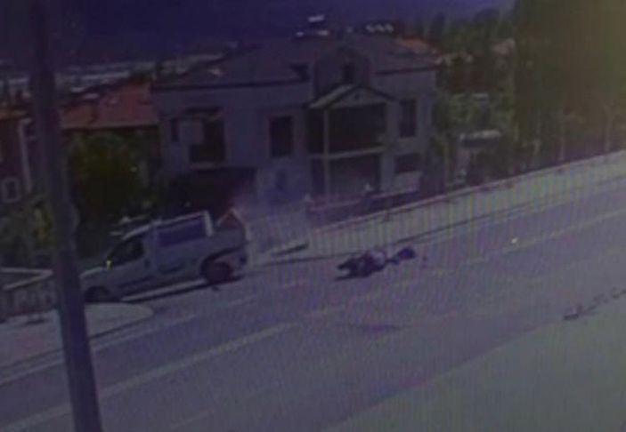 Motosiklet sürücüsünün ağır yaralandığı kaza kamerada -3