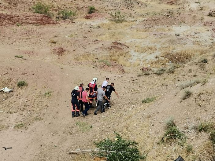 Ankara'da otomobil şarampole yuvarlandı: 5 yaralı -4