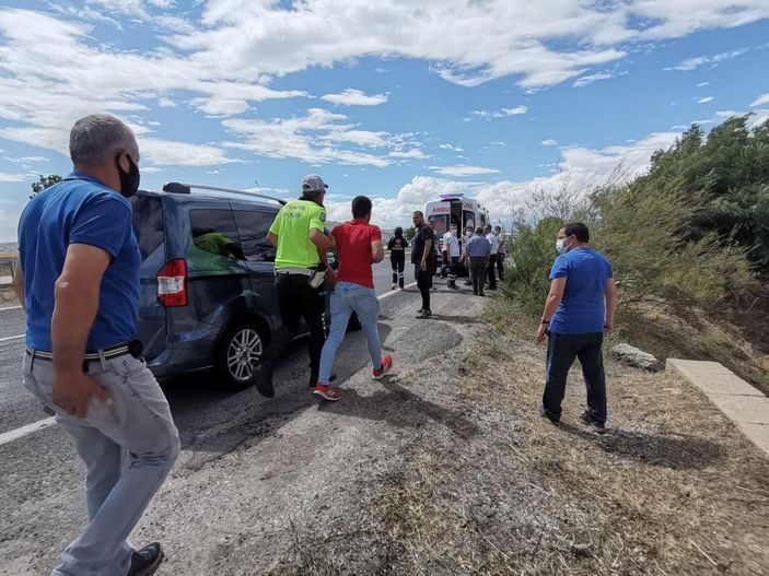 d Ankara'da otomobil şarampole yuvarlandı: 5 yaralı -6