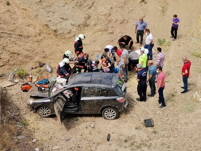 Ankara'da otomobil şarampole yuvarlandı: 5 yaralı -3