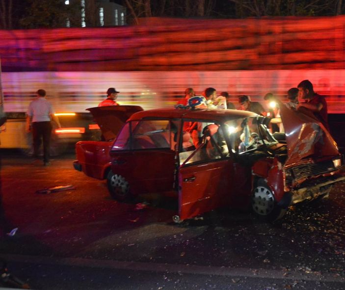 Aydın'da üç aracın karıştığı trafik kazasında 2 kişi öldü, 1 kişi ağır yaralandı -2