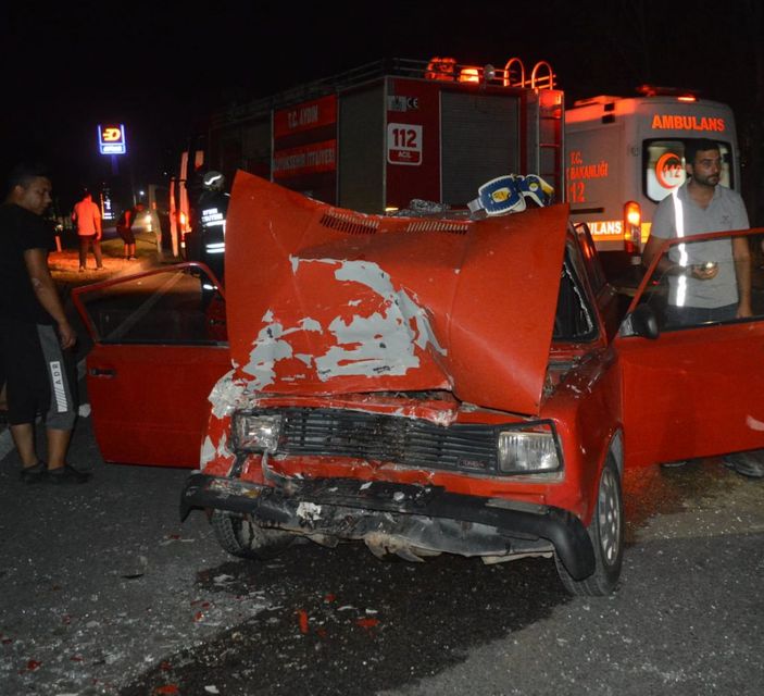 Aydın'da üç aracın karıştığı trafik kazasında 2 kişi öldü, 1 kişi ağır yaralandı -3