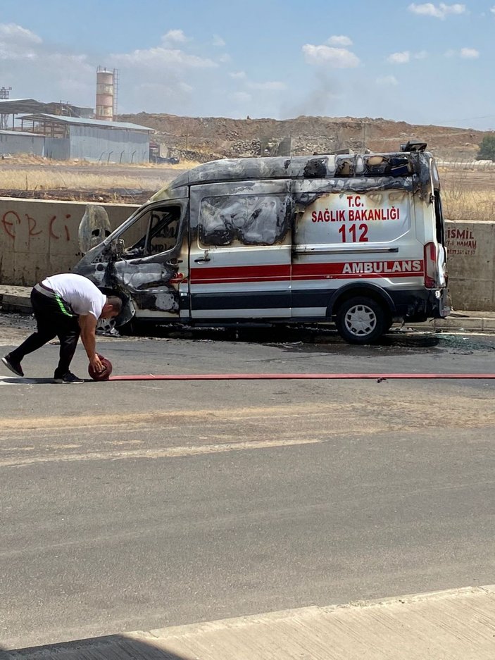 Hasta almaya gidilen ambulans, alev alev yandı -4