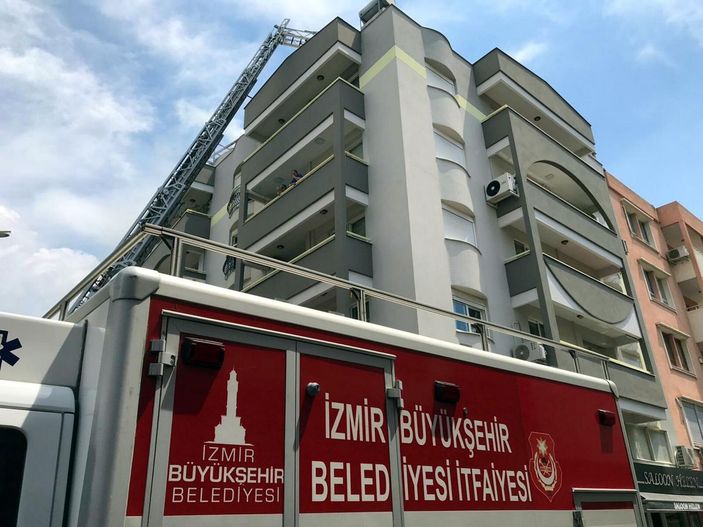 d İzmir'de diş sağlığı merkezinin de olduğu 2 binanın çatısı yandı -4