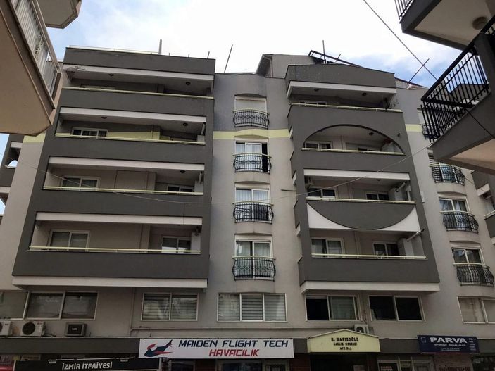 d İzmir'de diş sağlığı merkezinin de olduğu 2 binanın çatısı yandı -1