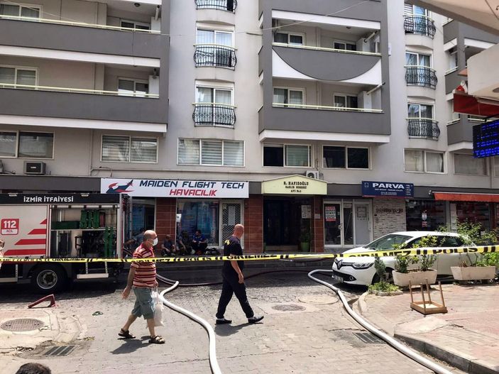 d İzmir'de diş sağlığı merkezinin de olduğu 2 binanın çatısı yandı -2