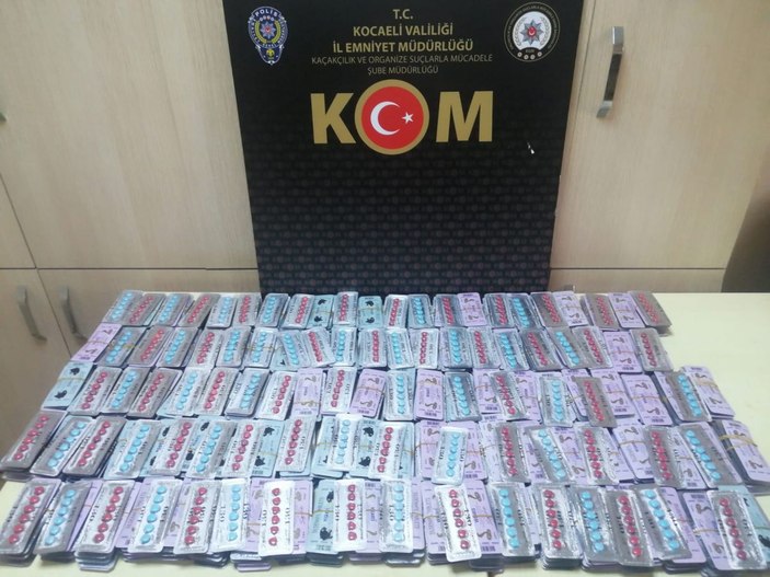 Seyyar satıcının tezgahında cinsel içerikli hap ele geçirildi -1