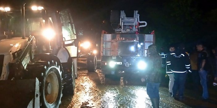 Düzce'de sel: Zonguldak yolu çift yönlü kapatıldı