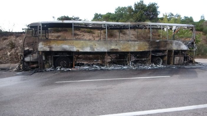 Çanakkale'de motoru tutuşan yolcu otobüsü kül oldu, alevler ormana sıçradı