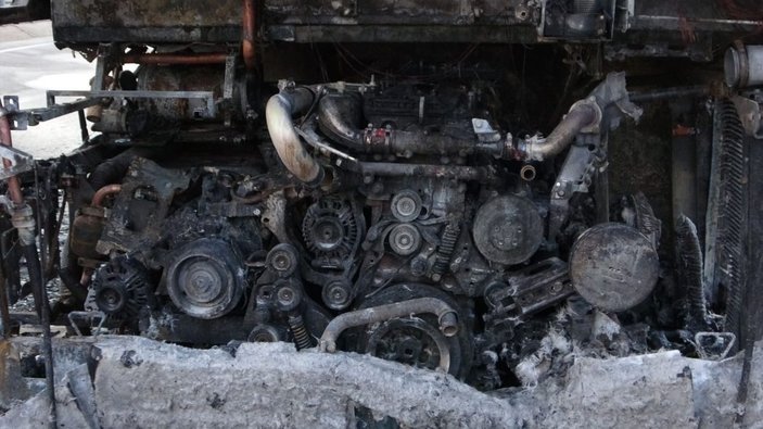 Çanakkale'de motoru tutuşan yolcu otobüsü kül oldu, alevler ormana sıçradı