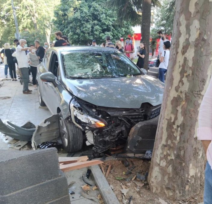 Kadıköy’de hızla gelen aracın çarptığı yaya ağır yaralandı -1