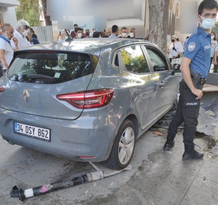 Kadıköy’de hızla gelen aracın çarptığı yaya ağır yaralandı -2