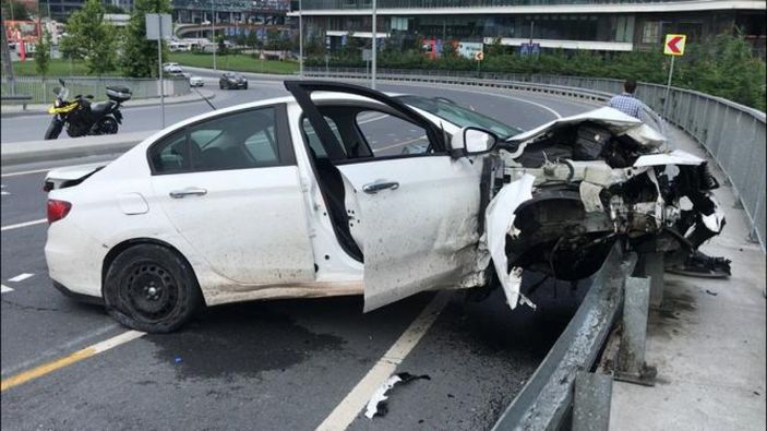 Kağıthane'de kaza yaptığı otomobilde sıkışan sürücü itfaiye tarafından kurtarıldı -1
