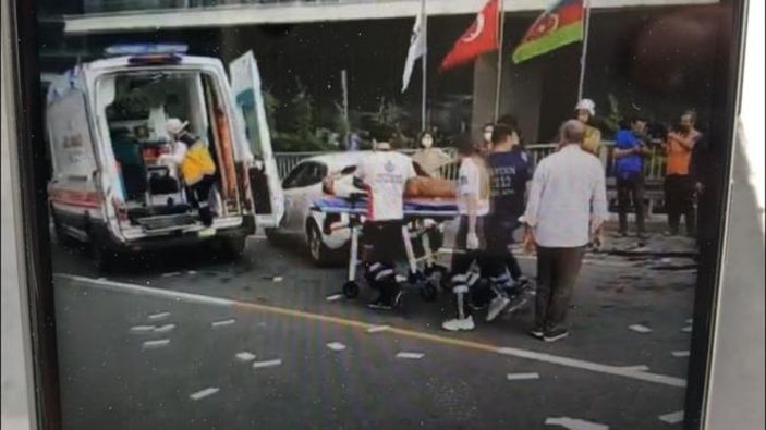 Kağıthane'de kaza yaptığı otomobilde sıkışan sürücü itfaiye tarafından kurtarıldı -4