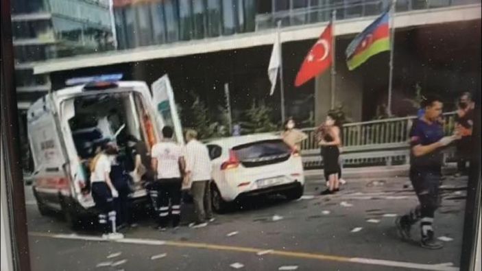 Kağıthane'de kaza yaptığı otomobilde sıkışan sürücü itfaiye tarafından kurtarıldı -3
