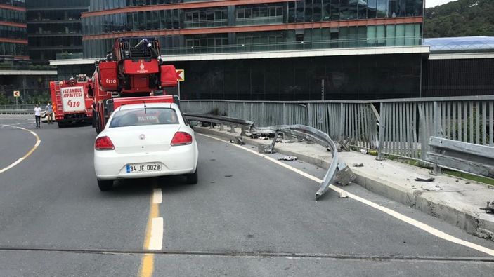 Kağıthane'de kaza yaptığı otomobilde sıkışan sürücü itfaiye tarafından kurtarıldı -5