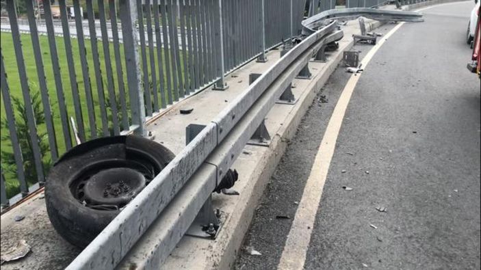 Kağıthane'de kaza yaptığı otomobilde sıkışan sürücü itfaiye tarafından kurtarıldı -2