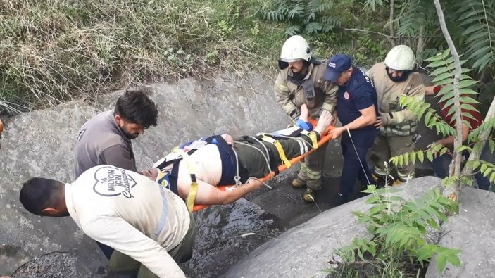 Sultangazi'de ot biçerken su kanalına düşen işçi yaralandı -4